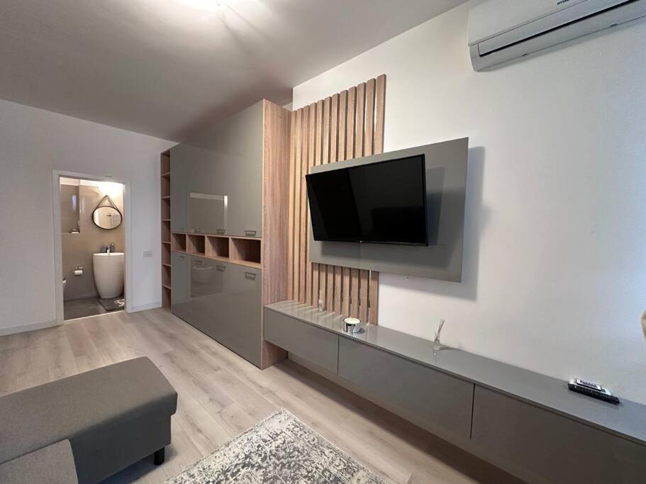 Cozy 1 Bedroom Apartment! Bukarest Exteriör bild