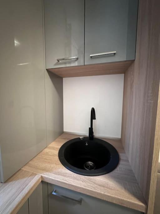 Cozy 1 Bedroom Apartment! Bukarest Exteriör bild